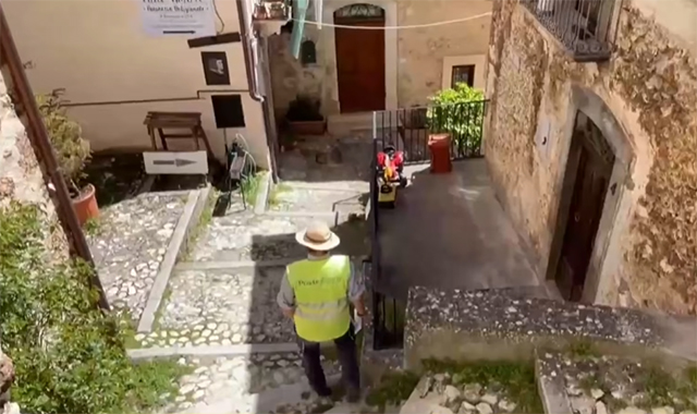 Posta e pacchi nel cuore del Gran Sasso: il lavoro del portalettere di Calascio