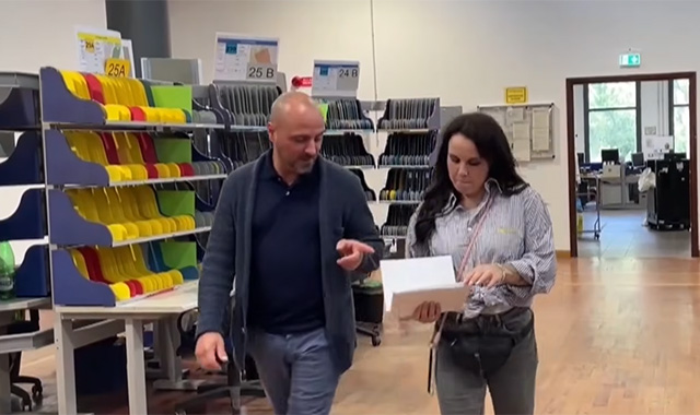Nel Centro di distribuzione postale di Roma Ostiense: da qui partono i pacchi per Piazza di Spagna