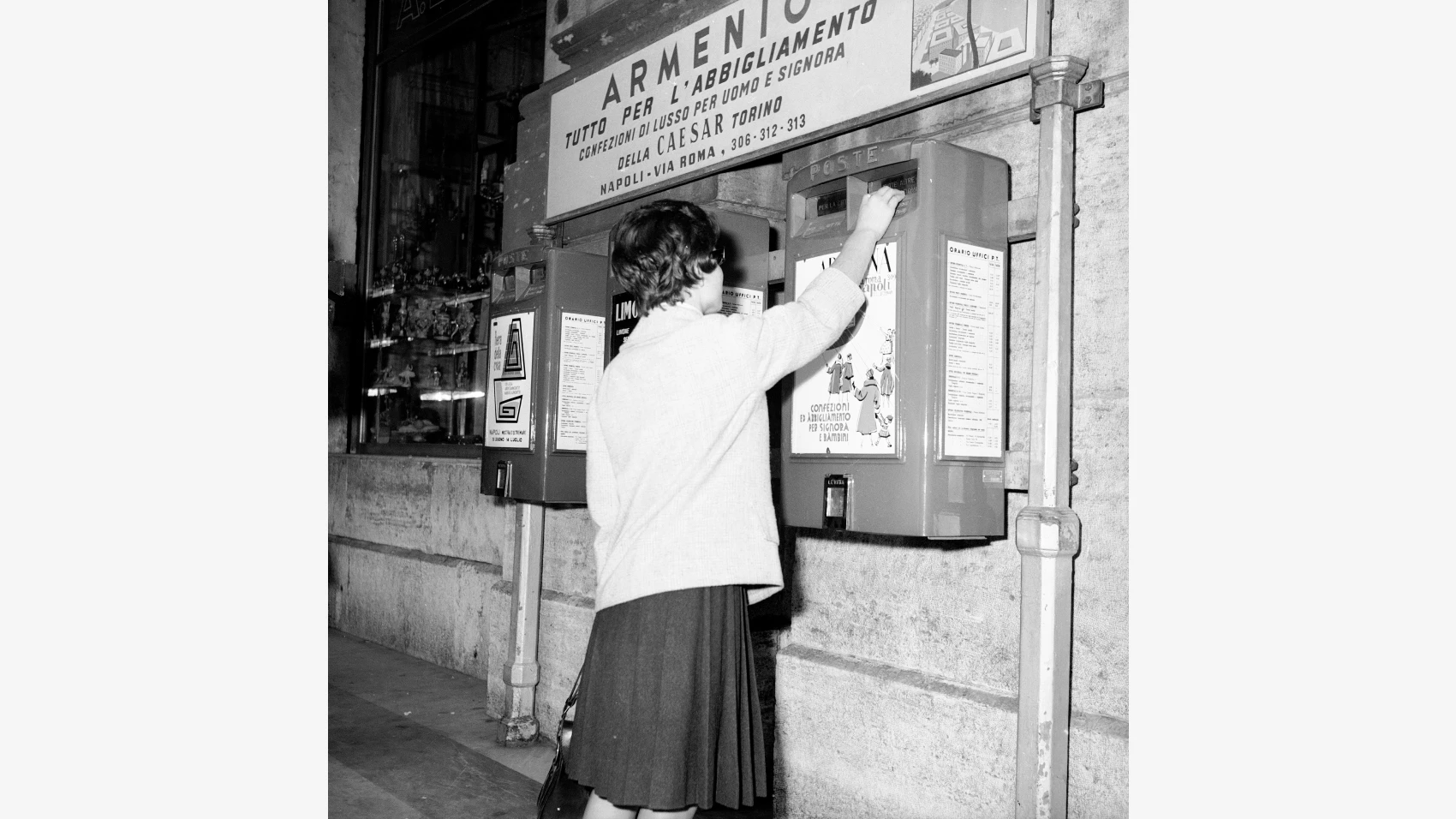 Signora imbuca una lettera