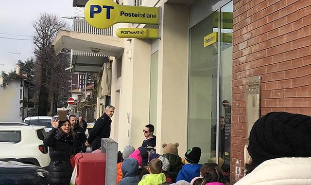 Pordenone, piccoli clienti in visita all’ufficio postale di Torre