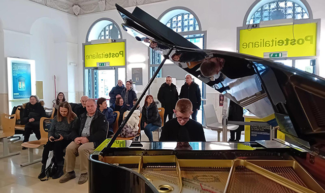 All’ufficio postale di Campobasso la musica di “Bach in the Subways”
