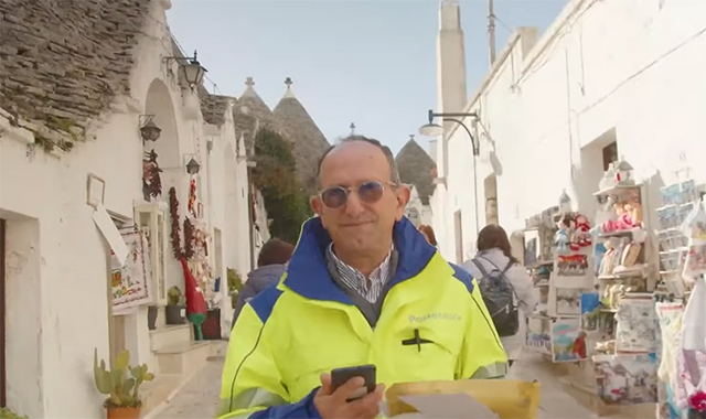 Velocità e vicinanza alle persone: ecco perché Matteo, il portalettere di Alberobello, viene chiamato Flash
