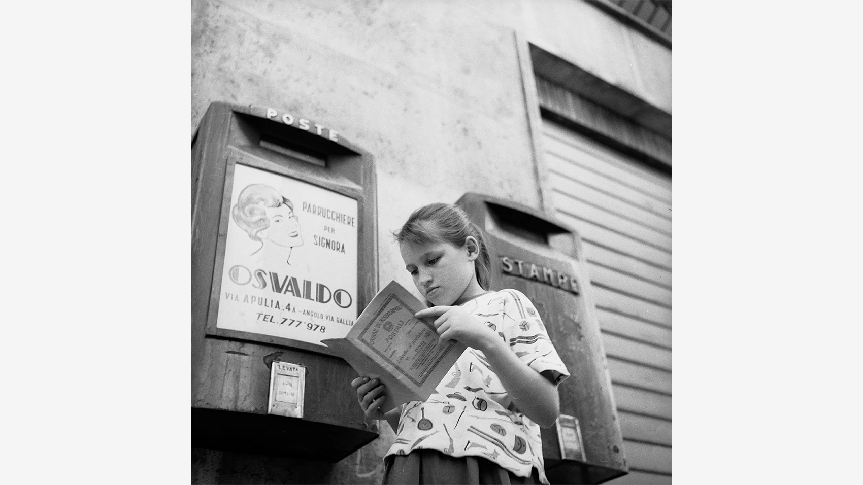Bambina con un Libretto Postale