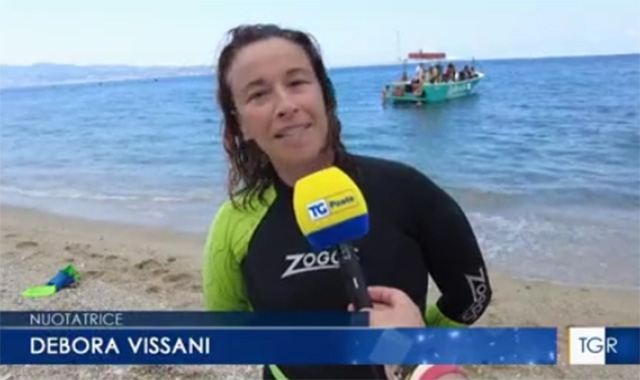 Lo Stretto di Messina a nuoto per solidarietà: l’impresa di Debora, dipendente di Poste Italiane 
