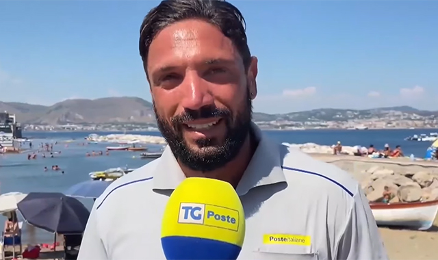Il portalettere dei Campi Flegrei: “Consegno i pacchi ai pescatori sulle barche”