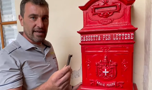 Con il portalettere Matteo al Santuario di Oropa: “Da qui partono cartoline per tutto il mondo”