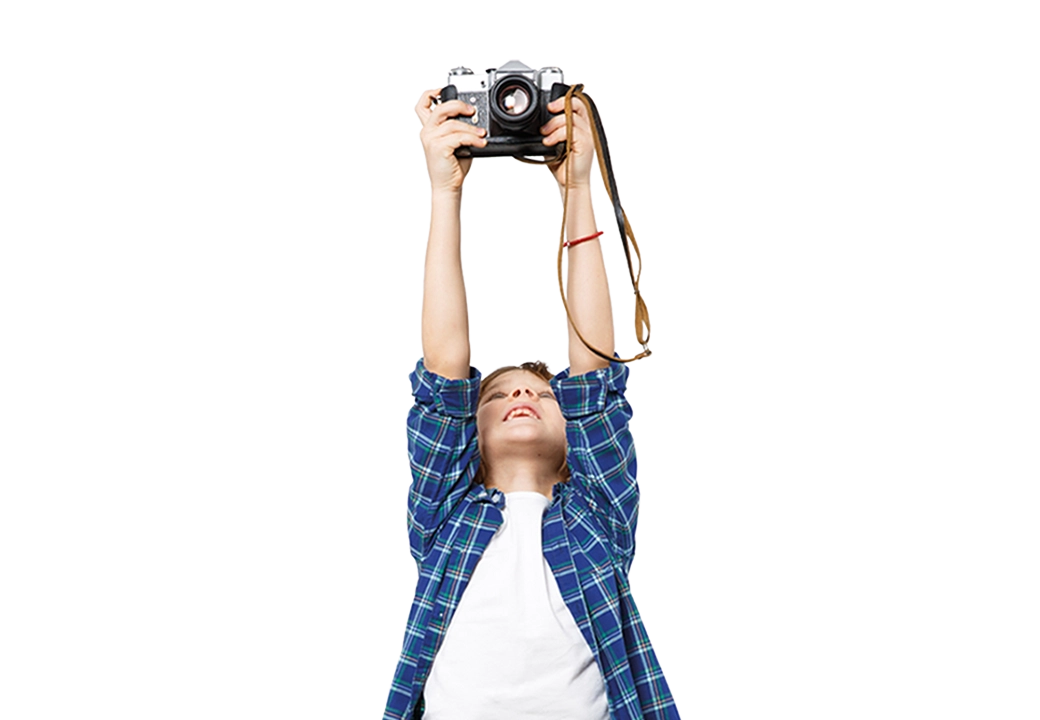 bambino con tasso e macchina fotografica