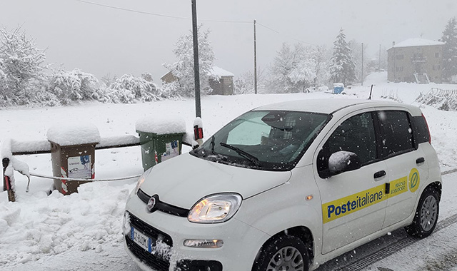 La neve non ferma i portalettere: il recapito nella provincia di Ascoli Piceno 
