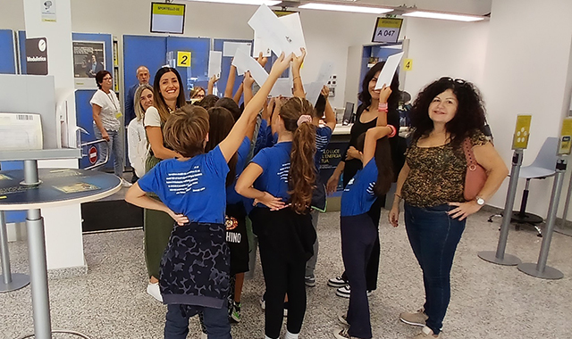 Cagliari, gli alunni della scuola primaria “Giovanni Lilliu” in visita all’ufficio postale 