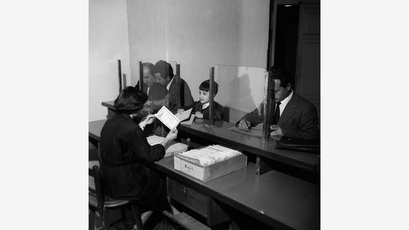 Bambino in Ufficio Postale per fare un Buono