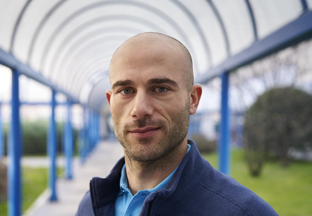 giovane uomo sorridente