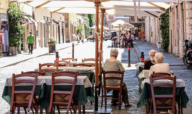 Bar e ristoranti semi deserti a Borgo Pio per i pochi turisti presenti nella Capitale, Roma 6 luglio 2020. ANSA/ALESSANDRO DI MEO