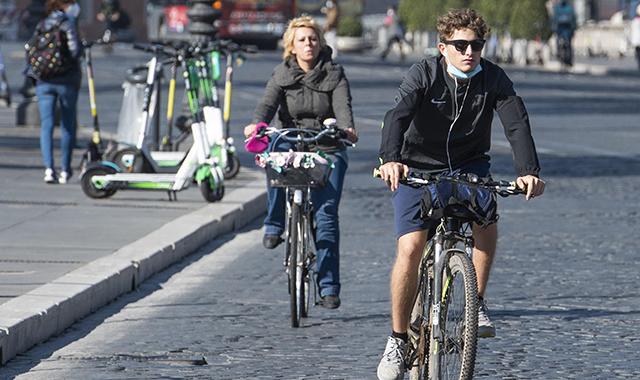 Mobilità, dalle e-bike alle auto fino ai monopattini: è boom dell’elettrico