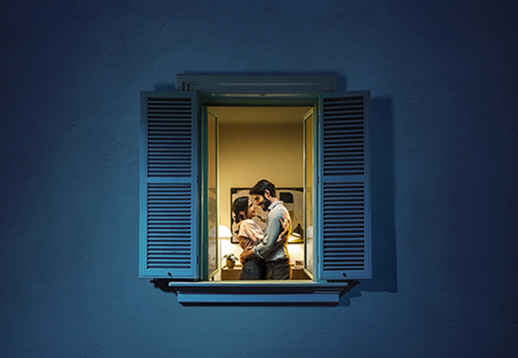 finestra aperta su coppia giovane