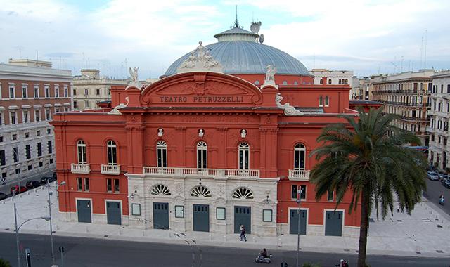 Il teatro Petruzzelli di Bari
