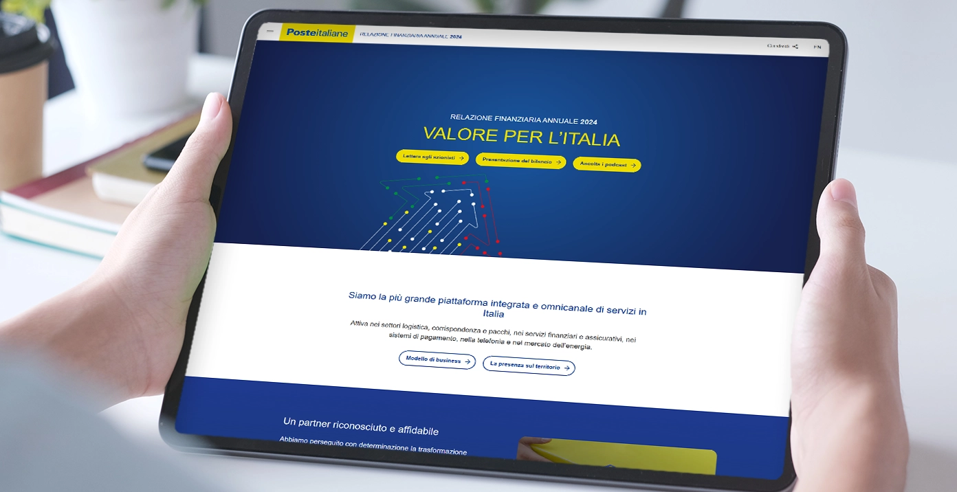 Mani che reggono un tablet con pagina di Poste Italiane aperta 