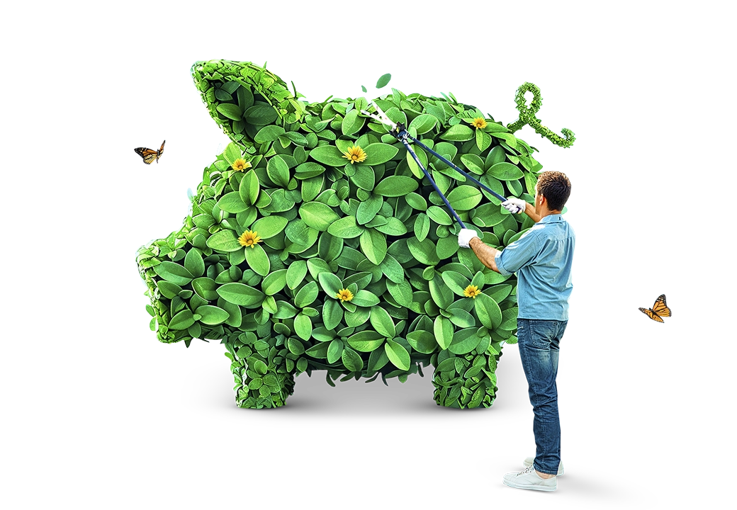 Un uomo taglia con le forbici da giardiniere un porcellino salvadanaio di foglie