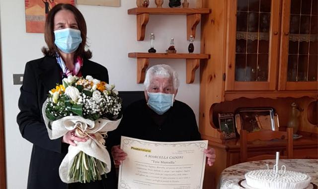 L’Ufficio Postale di Escolca festeggia il compleanno di “Tzia” Marcella