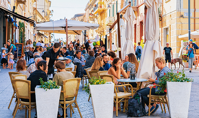 Consumi: ad agosto gli italiani spenderanno 9,3 miliardi fuori casa