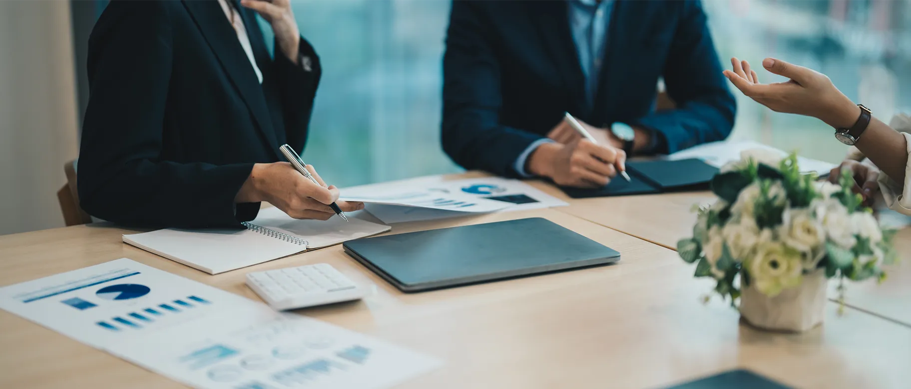 Persone che consultano documenti in ufficio