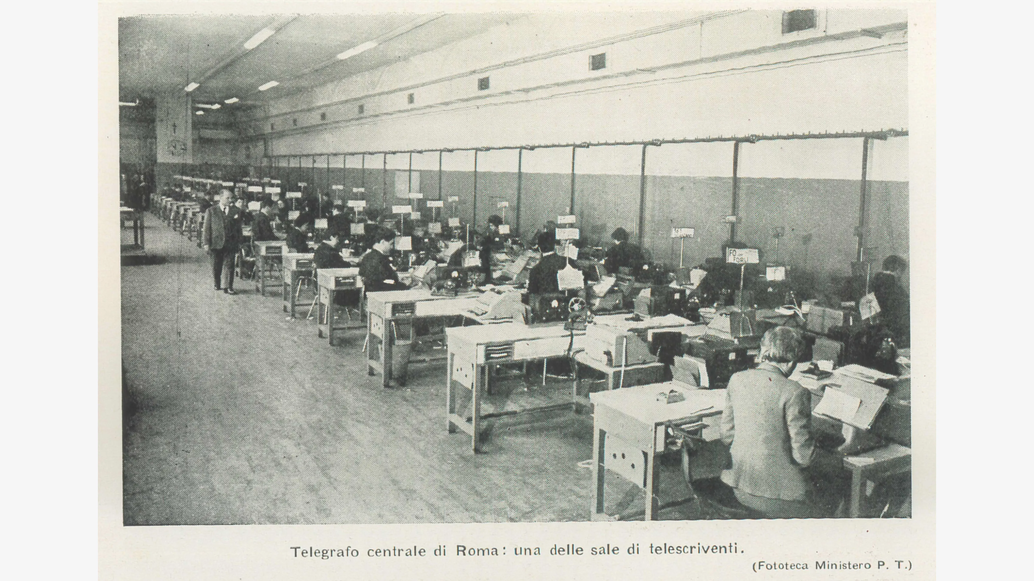 Sala telescriventi del telegrafo centrale di Roma
