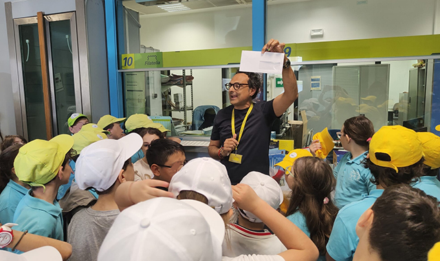 Altamura, visita dei bambini in ufficio postale per scoprire il lavoro di Poste