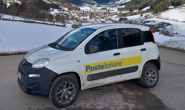 La portalettere Monika ad Anterselva: la posta viaggia insieme alle emozioni sportive