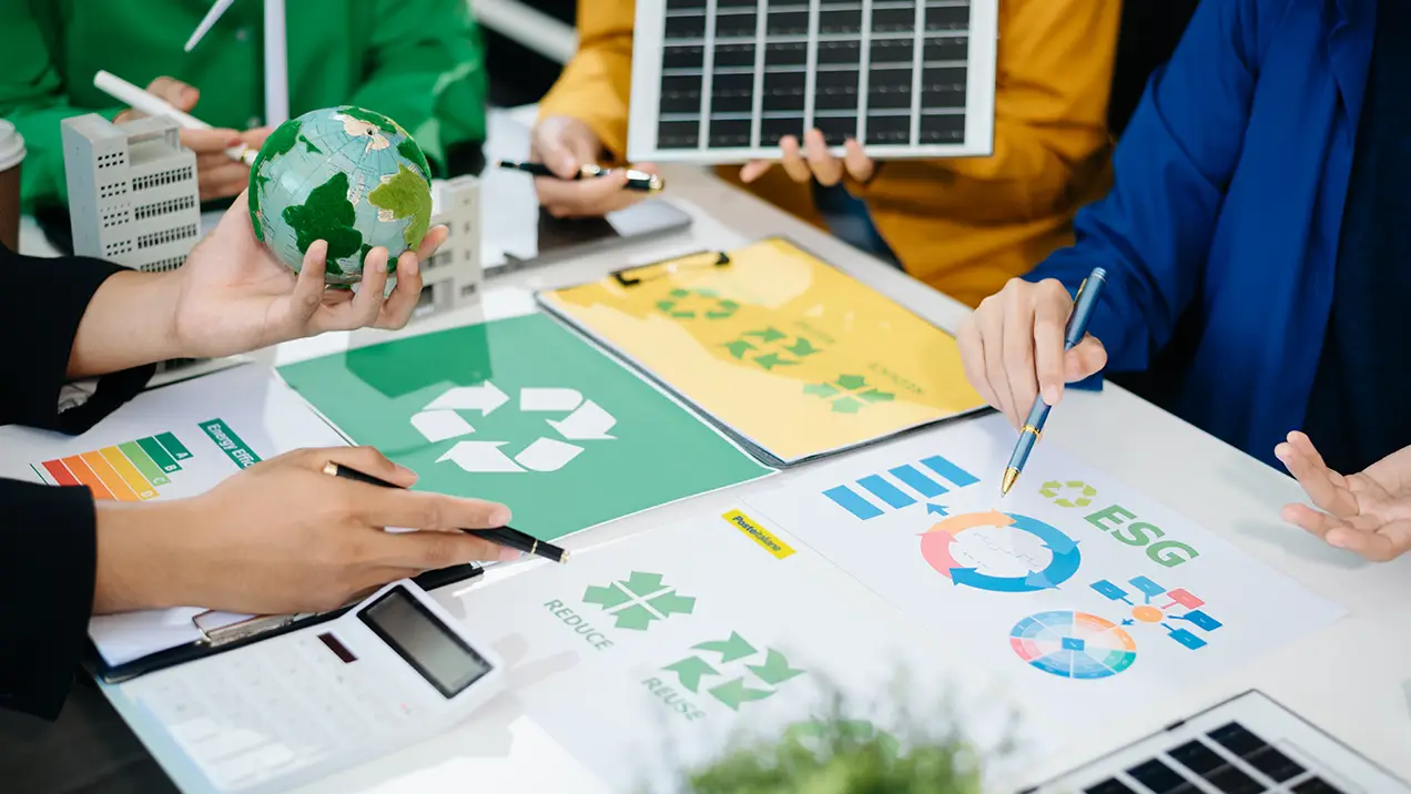 Grafici ESG su tavolo con persone attorno