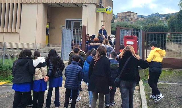 Caltanissetta: gli alunni di Villalba alla scoperta dell’ufficio postale