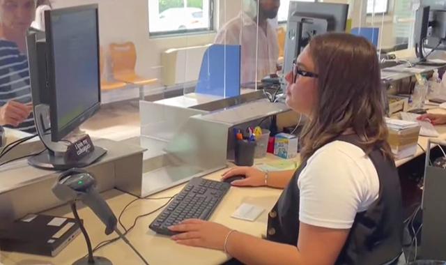 Poste: Emanuela, la più giovane sportellista della Lombardia