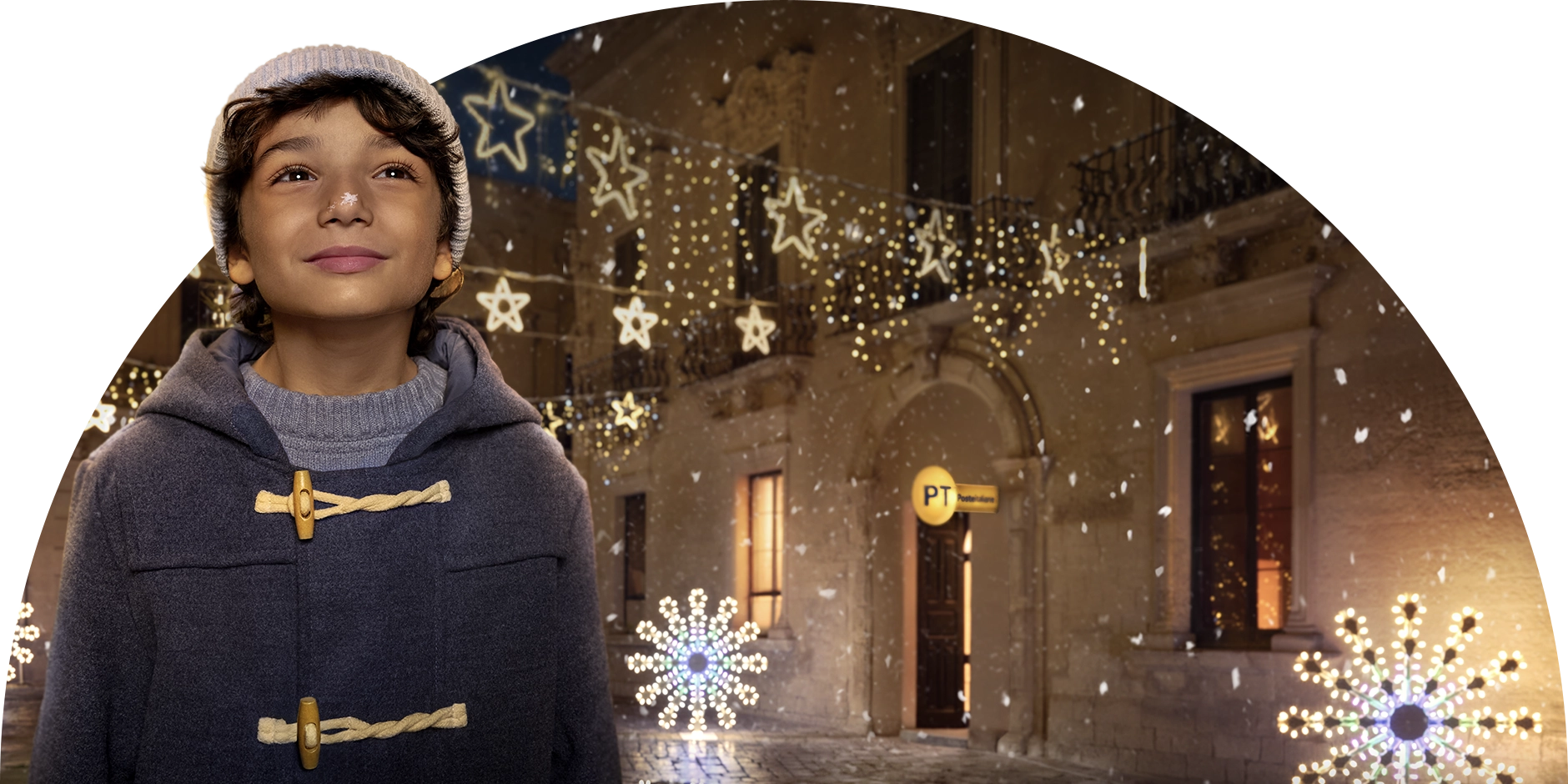 bambino con sfondo piazza natalizia