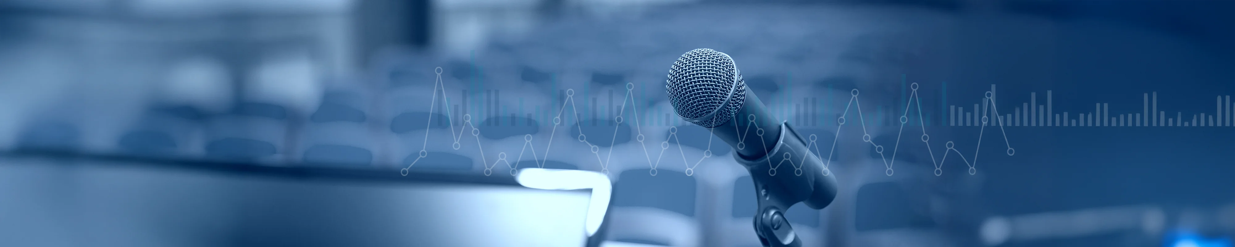 Platea e microfono in primo piano