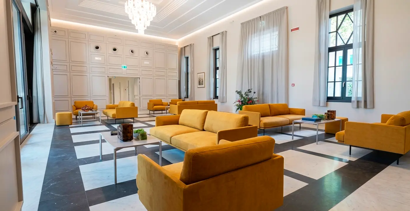 Circolo Casina Poste, ingresso con divani