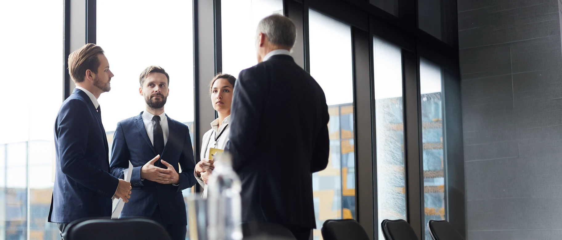 Persone discutono in ufficio