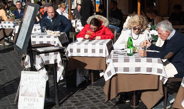 Consumi, a marzo recuperano ristorazione e travel