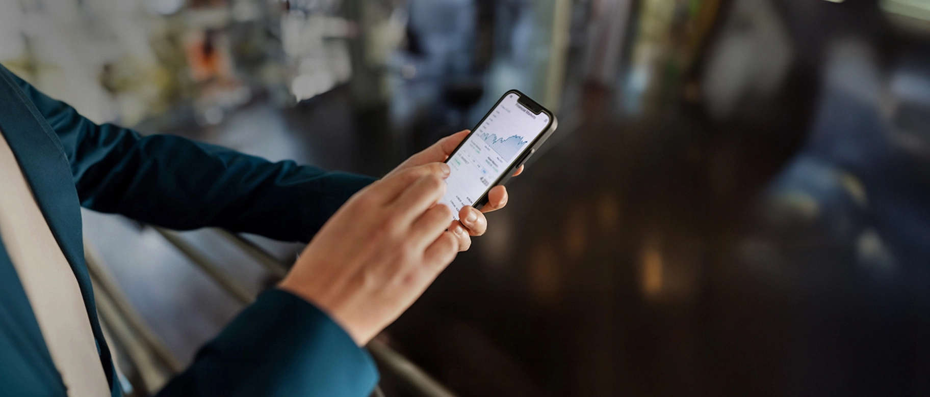 Persona consulta smartphone