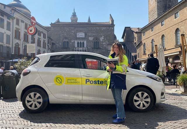 Oggi seguiamo il giro di consegna di Dora, Portalettere in servizio a Bergamo (2022)