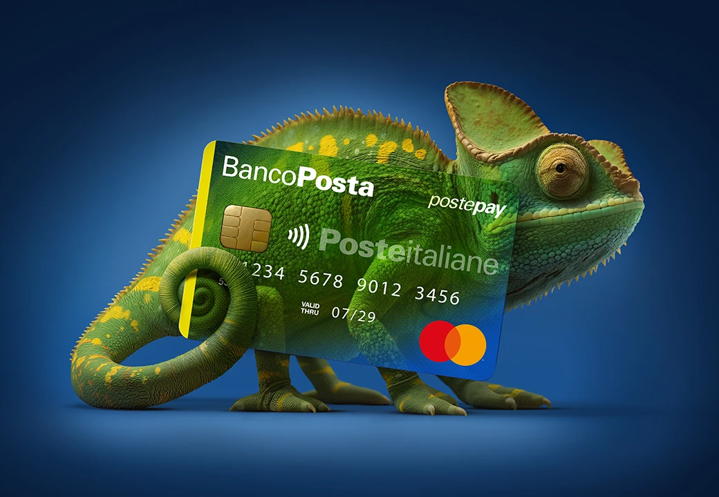 camaleonte con carta postamat mimetizzata
