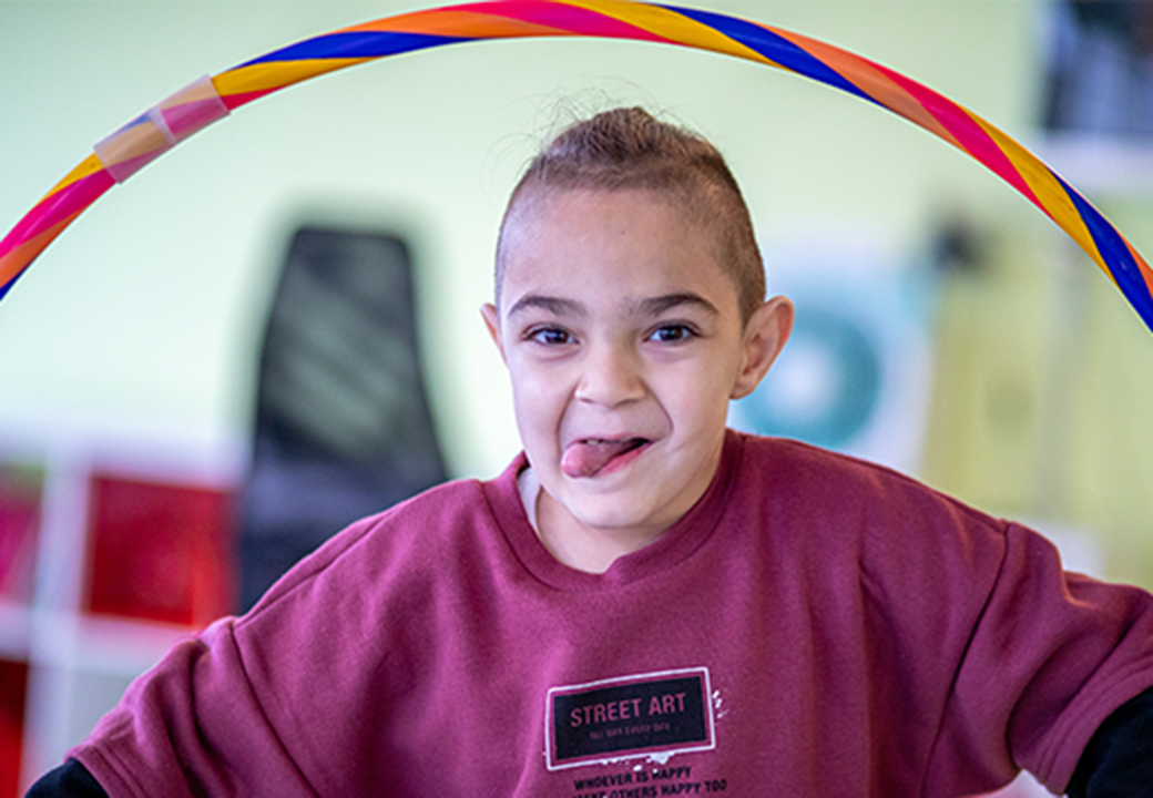 bambino che gioca con un Hula hoop