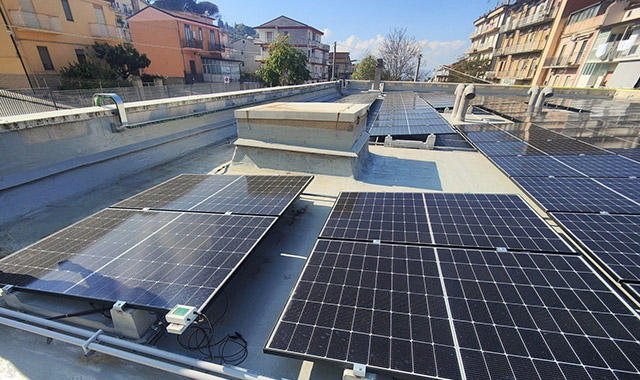 Operativi i nuovi impianti fotovoltaici sui tetti degli uffici postali di Enna