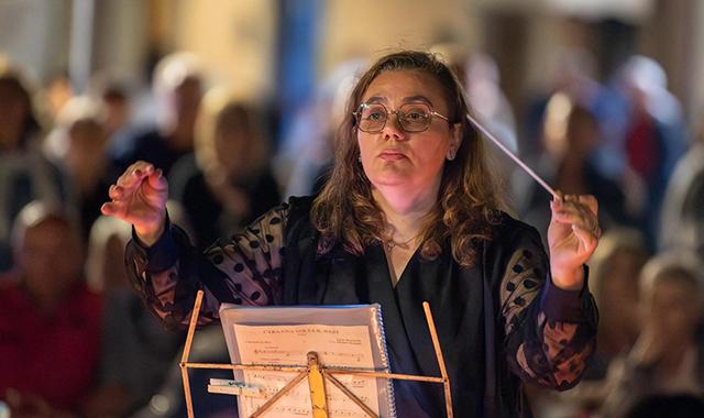 La storia di Fabiola: di giorno in ufficio postale, nei weekend dirige la banda musicale