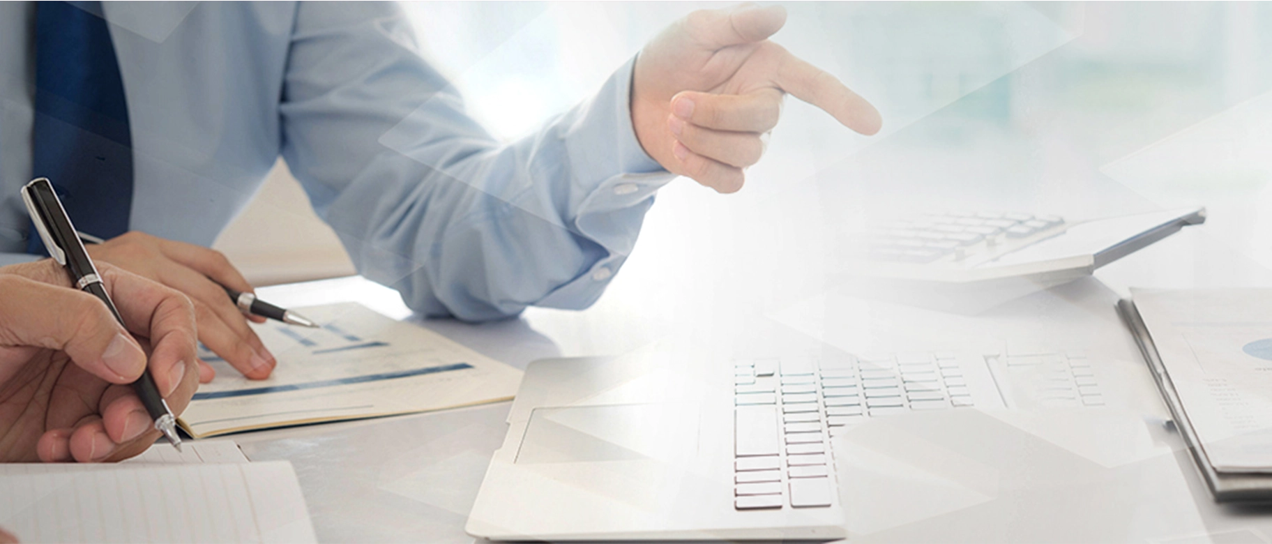 Persona consultano laptop e documenti