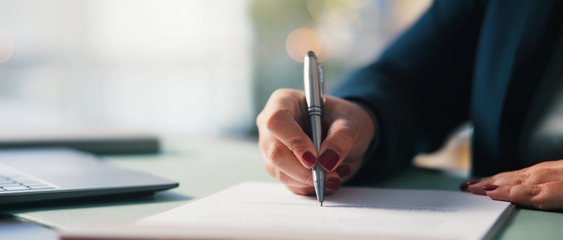 Persona scrive su foglio