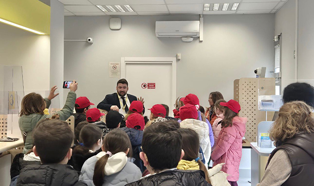 Sull’isola di Ponza alunni di quinta elementare in visita all’ufficio postale per spedire le lettere