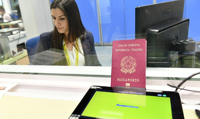 Poste Italiane, passaporti da record: superate le 300mila richieste negli uffici postali  
