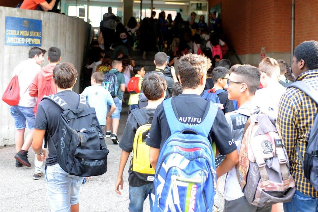 FOTO IPP/Massimo Rana Torino 10-09-2018 il sindaco di torino visita alcune scuole il giorno di inizio anno scolastico 2018/2019 nella foto studenti delle medie all'entrata della scuola media statale amedeo peyron Italy Photo Press - World Copyright