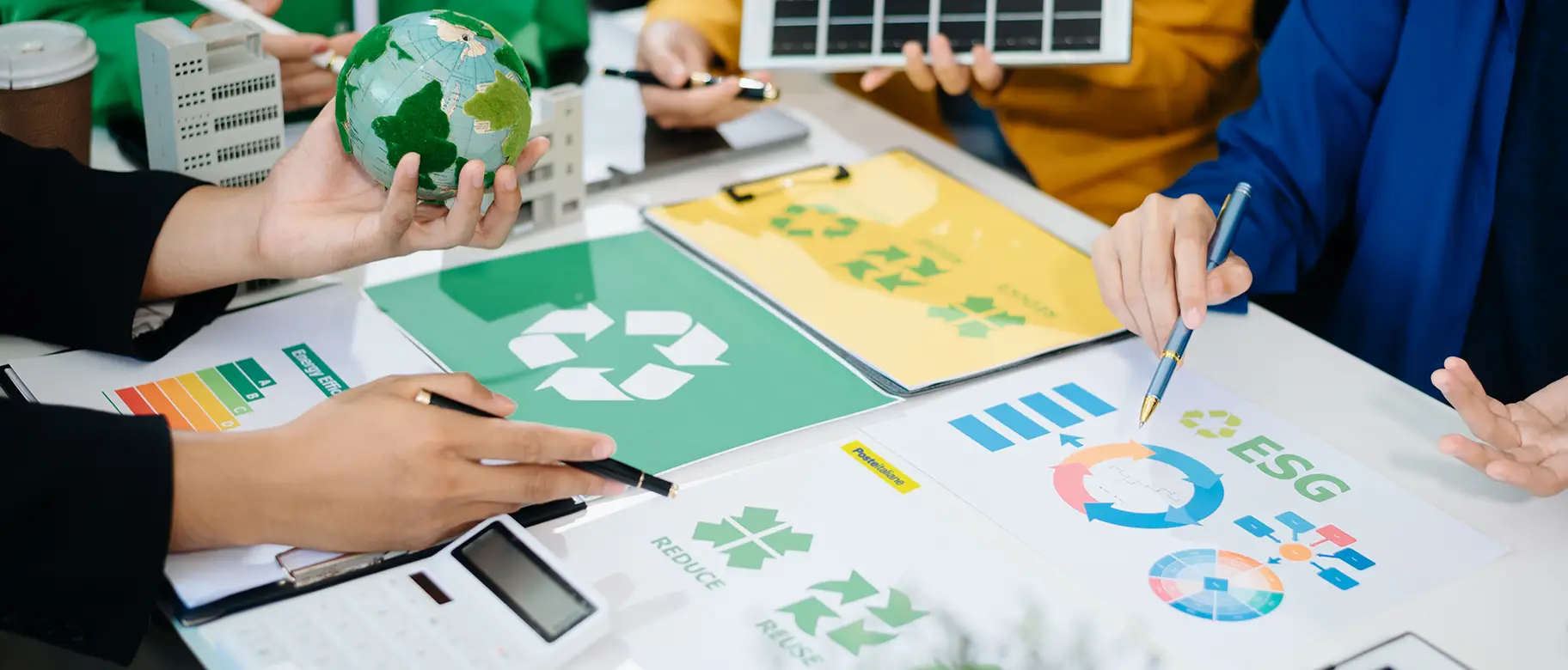 Tavolo con grafici sugli ESG