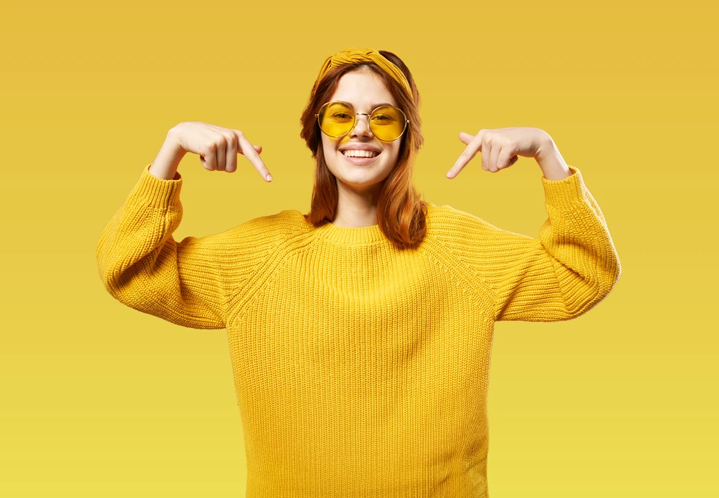 ragazza con occhiali e maglione gialli