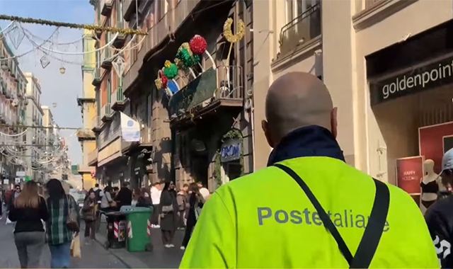 Il portalettere Fulvio e la magia delle consegne a Napoli sotto Natale