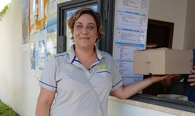 Fregene, la portalettere tra le consegne ai vip e i pacchi direttamente in spiaggia